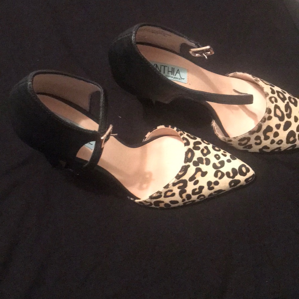 Shoes - Picture 7 of 8